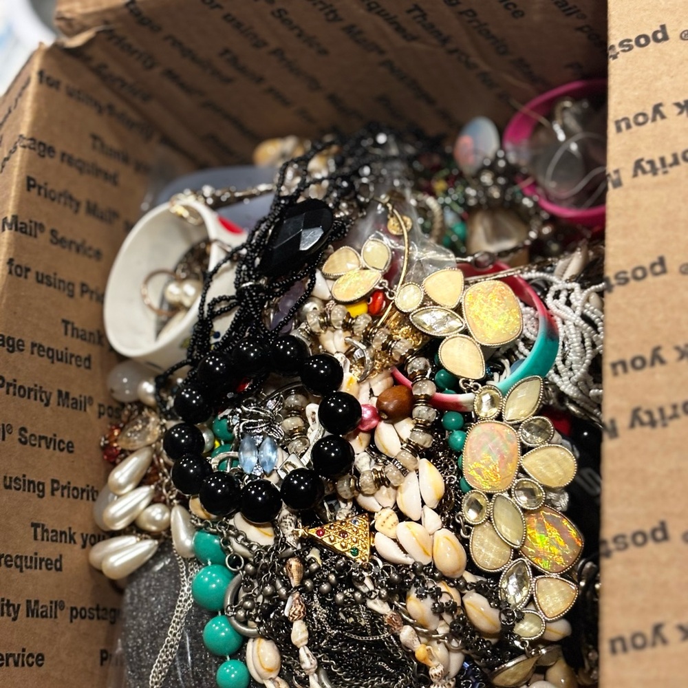 5+ junk jewelry for crafting some are broken but some ok ✅ a lot bangles